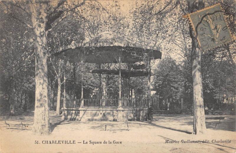 Carte postale ancienne Charleville - Le Square De La Gare