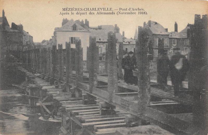 Carte postale ancienne Mezieres-Charleville - Pont D'Arches - Apres Le Depart Des Allemands 1918