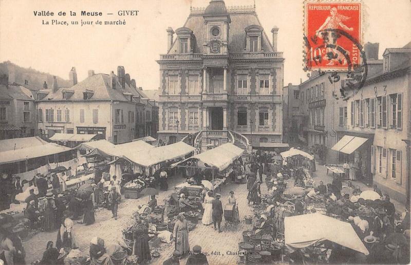 Carte postale ancienne Givet - La Place Un Jour De Marche à Givet