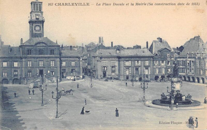 Carte postale ancienne Charleville -  La Place Ducale Et La Mairie