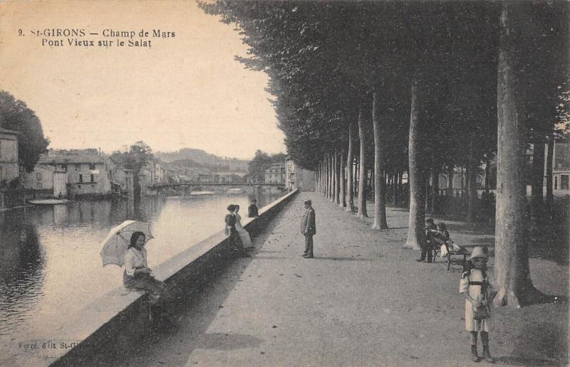 Carte postale ancienne Saint Girons - Champ De Mars - Pont Vieux Sur Le Salat à Saint-Girons