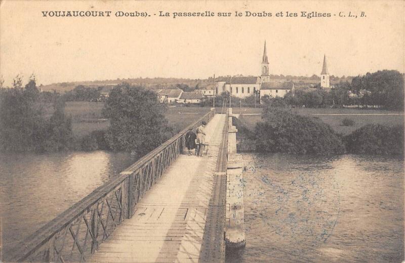 Carte postale ancienne Voujaucourt - La Passerelle Sur Le Doubs Et Les Eglises à Doubs