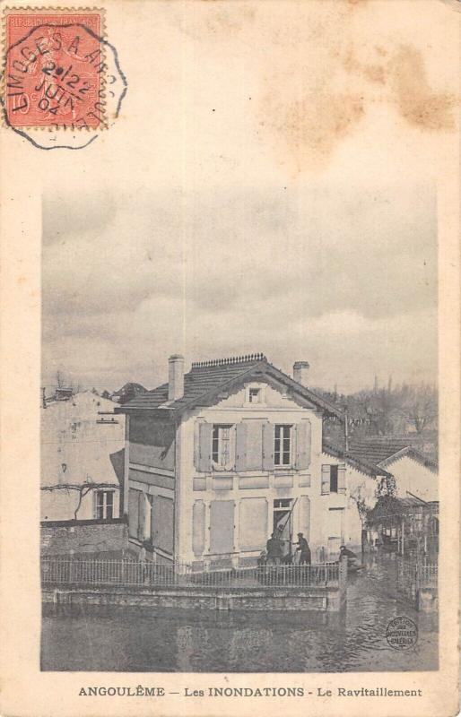 Carte postale ancienne Angouleme - Les Inondations - Le Ravitaillement à Angoulême