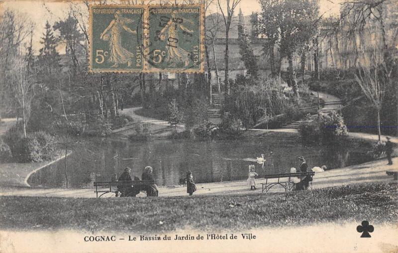 Carte postale ancienne Cognac - Les Bassins Du Jardin De L'Hotel De Ville à Cognac