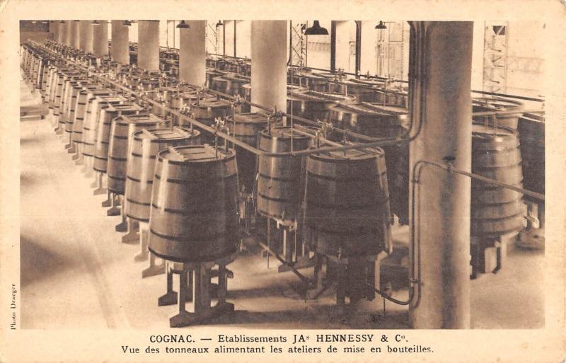 Carte postale ancienne Cognac - Etablissements J.a.hennessy Et Cie - Vue Des Tonneaux à Cognac