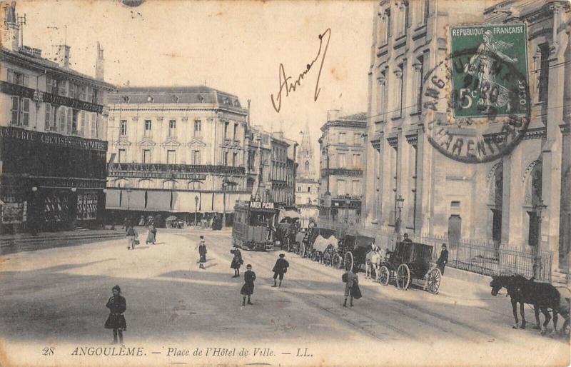 Carte postale ancienne Angouleme - Place De L'Hotel De Ville à Angoulême