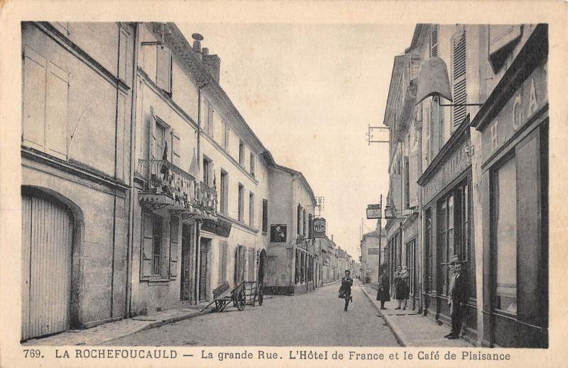 Carte postale ancienne La Rochefoucauld - La Grande Rue - L'Hotel De France Et Cafe De Plaisance