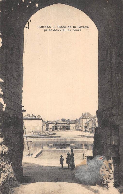 Carte postale ancienne Cognac - Place De La Levade à Cognac