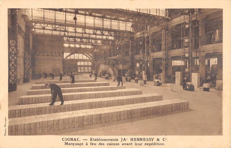 Carte postale ancienne Cognac - Etablissements J.a.hennessy Et Cie - Marquage A Feu Des Caisses à Cognac