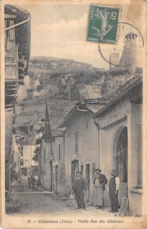 Carte postale ancienne Cremieu - Vieille Rue Des Adobeurs à Crémieu