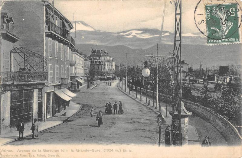 Carte postale ancienne Voiron - Avenue De La Gare - Au Loin La Grande Sure à Voiron