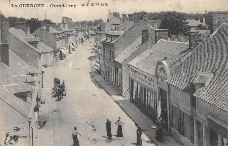 Carte postale ancienne La Guerche Sur L'Aubois - Grande Rue à La Guerche-sur-l'Aubois