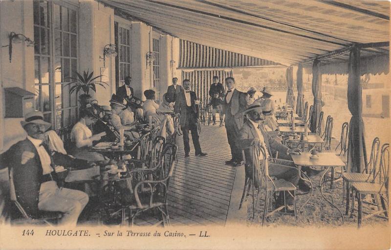 Carte postale ancienne Houlgate - Sur La Terrasse Du Casino à Houlgate