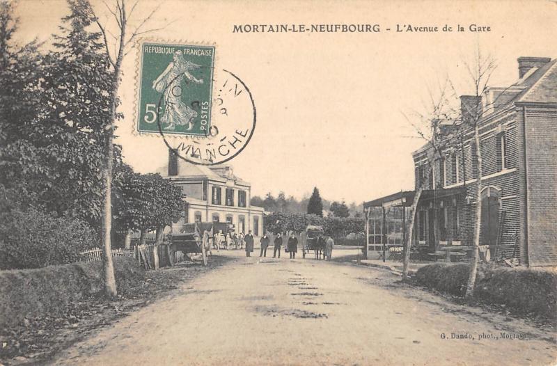Carte postale ancienne Mortain Le Neufbourg - L'Avenue De La Gare au Neufbourg