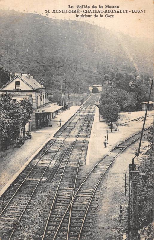 Carte postale ancienne Montherme - Chateau Regnault-Bogny - Interieur De La Gare à Monthermé