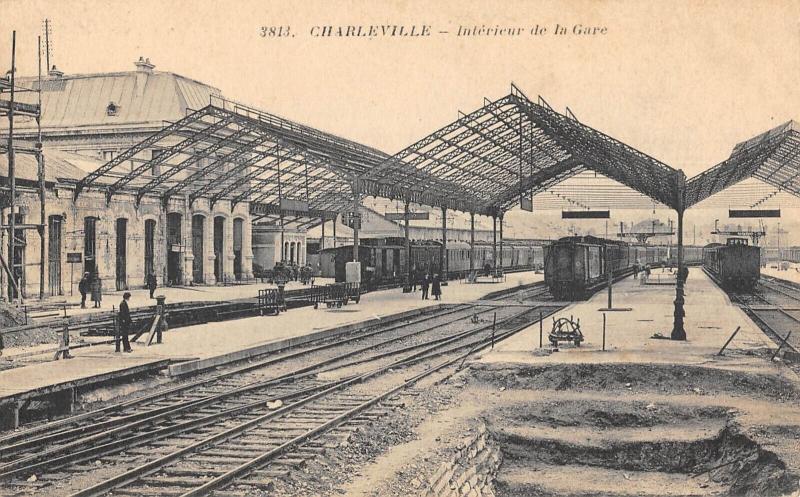 Carte postale ancienne Charleville - Interieur De La Gare - Train - rare