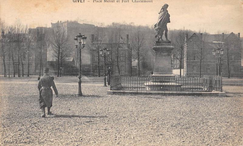 Carte postale ancienne Givet - Place Mehul Et Fort Charlemont à Givet