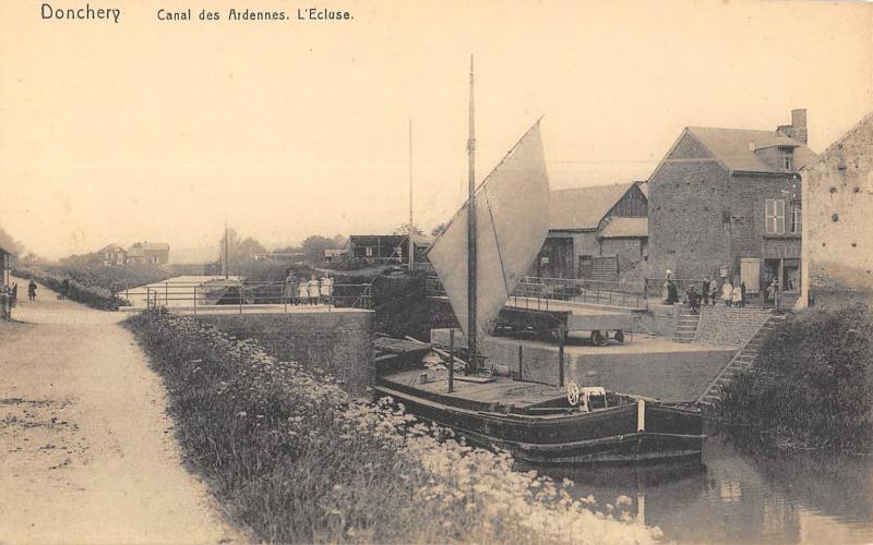 Carte postale ancienne Donchery - Canal Des Ardennes - L'Ecluse à Donchery