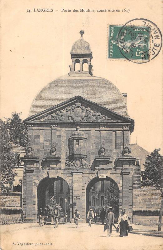 Carte postale ancienne Langres - Porte Des Moulins à Langres