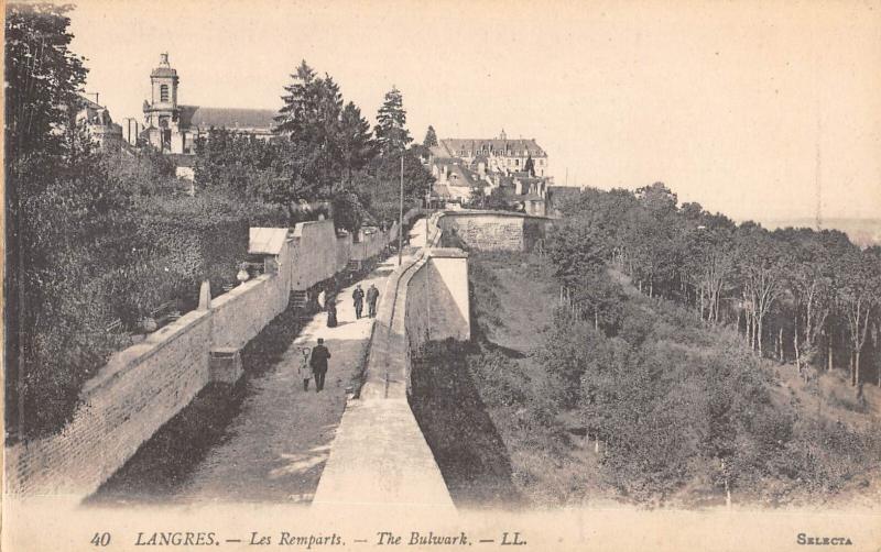 Carte postale ancienne Langres - Les Remparts à Langres