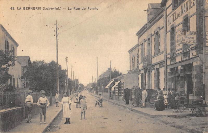 Carte postale ancienne La Bernerie - La Rue De Pornic à Pornic