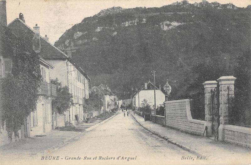 Carte postale ancienne Beure - Grande Rue Et Rochers D'Arguel à Beure