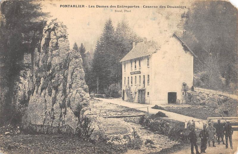 Carte postale ancienne Pontarlier - Les Dames Des Entreportes - Casernedes Douaniers à Pontarlier
