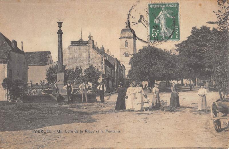 Carte postale ancienne Vercel - Un Coin De La Place Et La Fontaine à Fontain