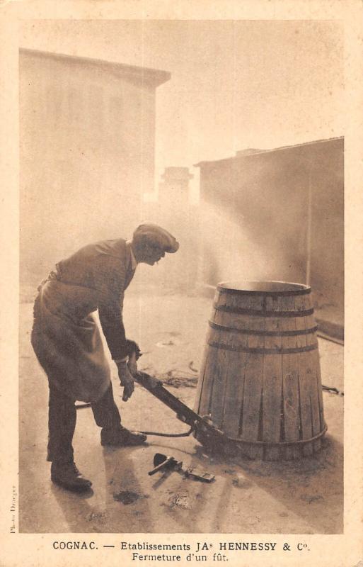 Carte postale ancienne Cognac - Etablissements J.A. Hennesy Et Cie - Fermeture D'Un Fut à Cognac