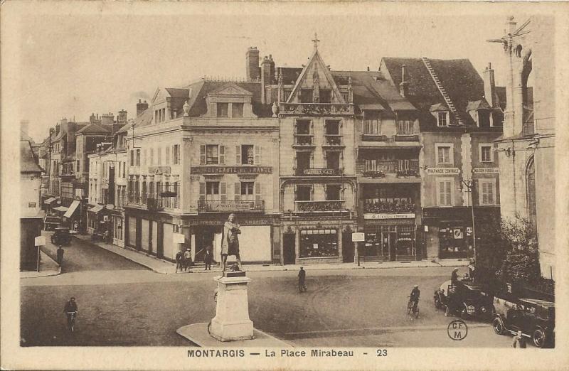 Carte postale ancienne La Place Mirabeau à Montargis