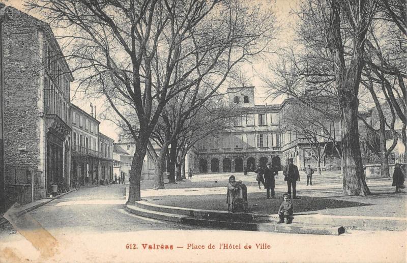 Carte postale ancienne Valreas - Place De L'Hotel De Ville à Valréas