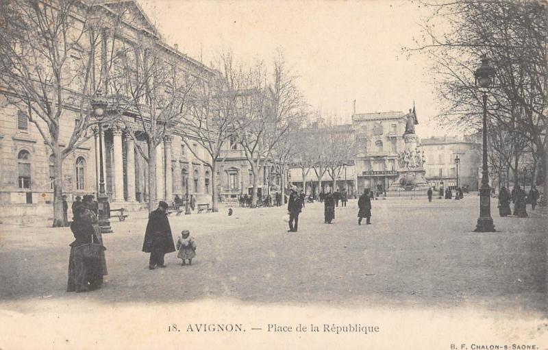 Carte postale ancienne Avignon - Place De La Republique à Avignon