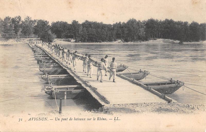 Carte postale ancienne Avignon - Un Pont De Bateaux Sue Le Rhone à Avignon
