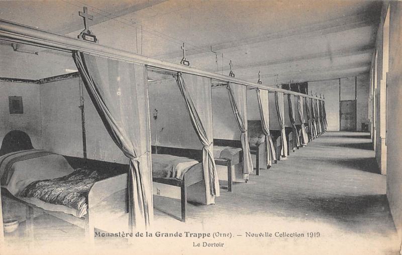 Carte postale ancienne Monastere De La Grande Trappe - Le Dortoir