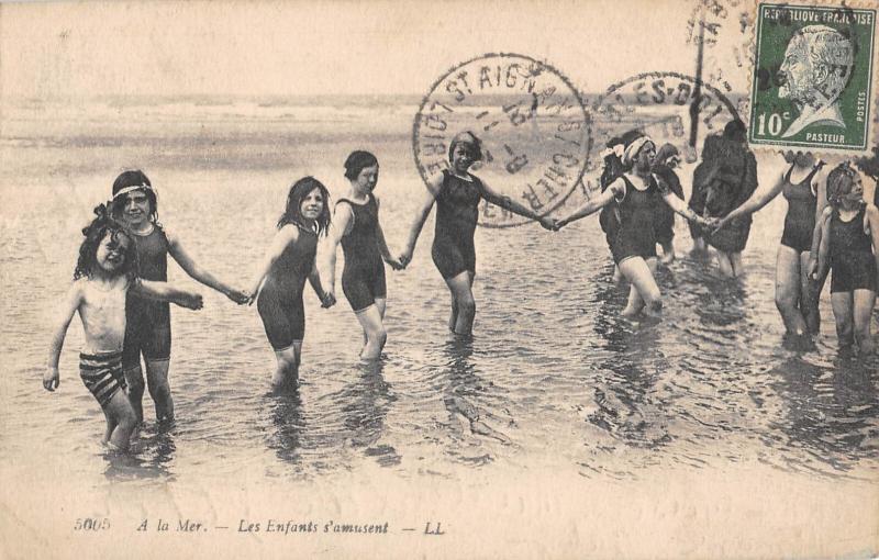 Carte postale ancienne A La Mer - Les Enfants S'Amusent