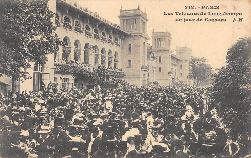 Carte postale ancienne Les Tribunes de Lonchamps un jour de Courses à Paris 16e