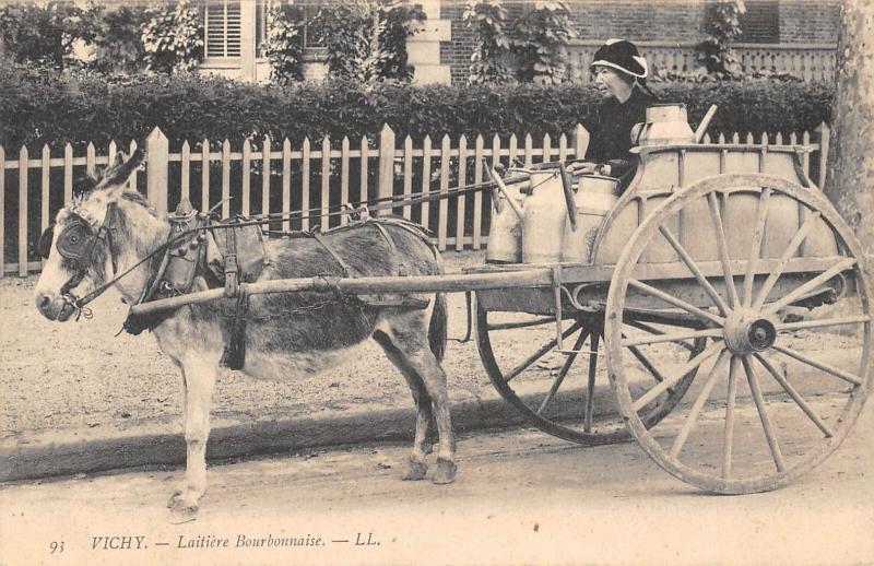 Carte postale ancienne Vichy - Laitiere Bourbonnaise à Vichy