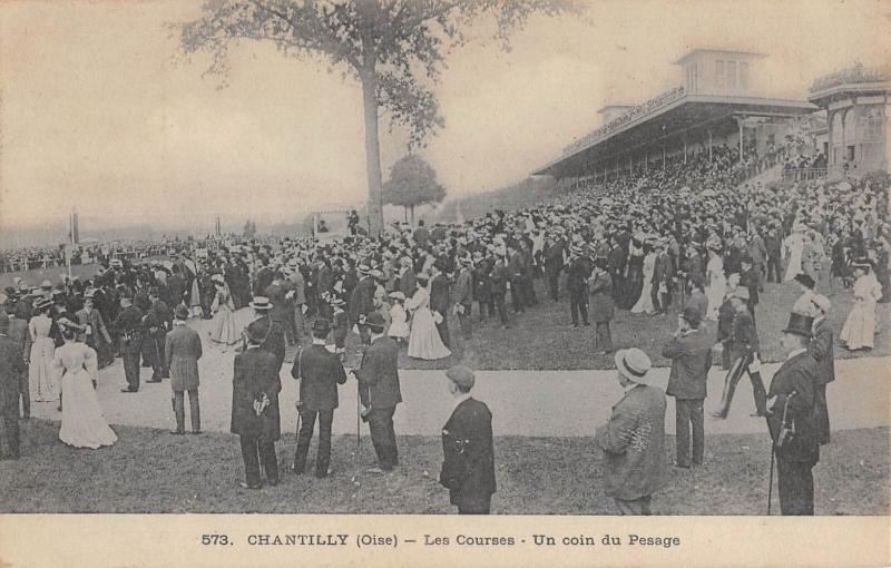 Carte postale ancienne Chantilly - Les Courses - Un Coin Du Pesage à Chantilly