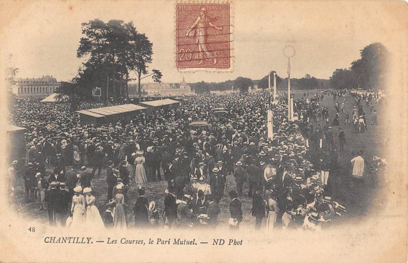 Carte postale ancienne Chantilly - Les Courses - Le Pari Mutuel à Chantilly