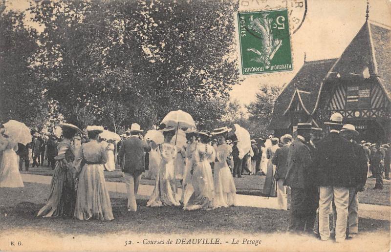 Carte postale ancienne Courses De Deauville - Le Pesage à Deauville