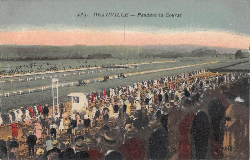 Carte postale ancienne Deauville - Pendant La Course à Deauville