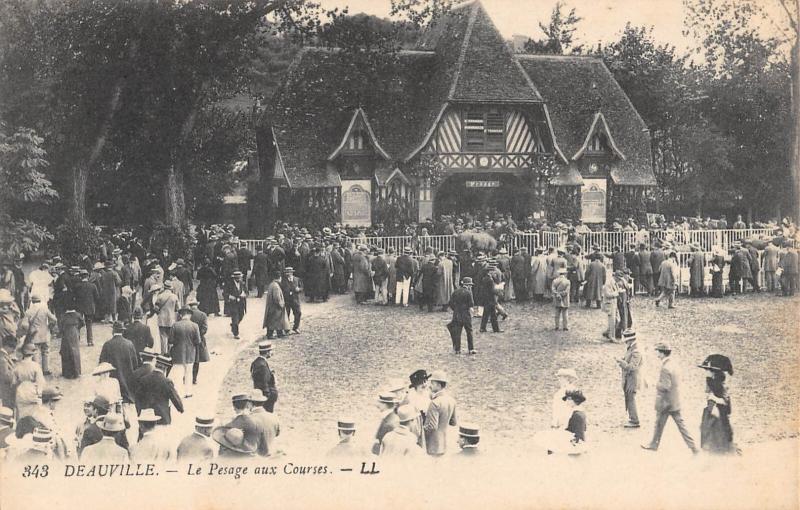 Carte postale ancienne Deauville - Le Pesage Aux Courses à Deauville