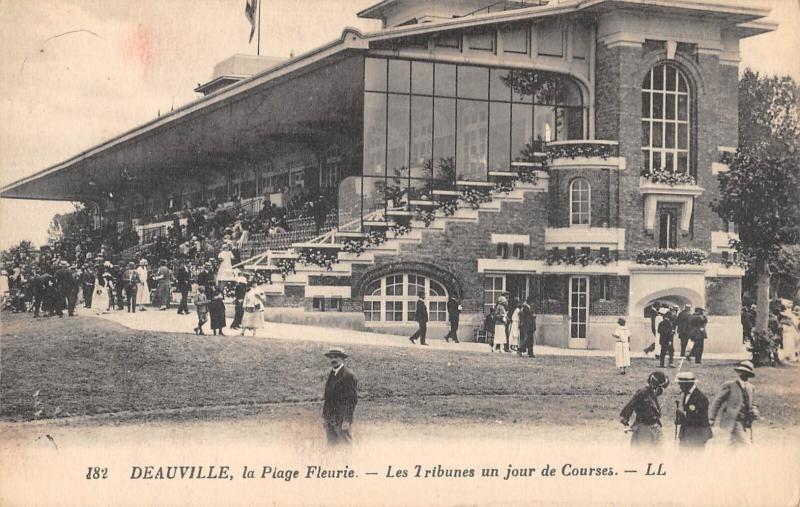 Carte postale ancienne Deauville La Plage Fleurie - Les Tribunes Un Jour De Courses à Deauville