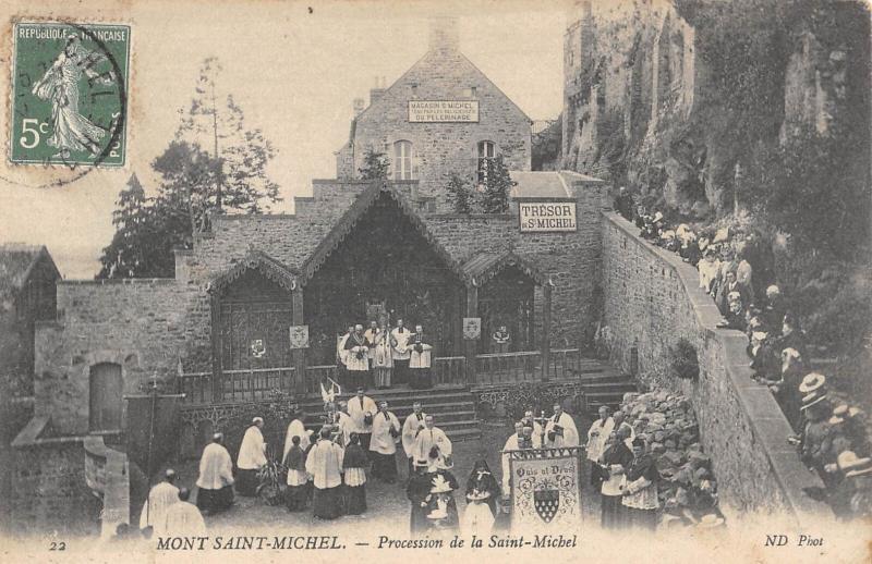 Carte postale ancienne Mont Saint Michel - Procession De La Saint Michel