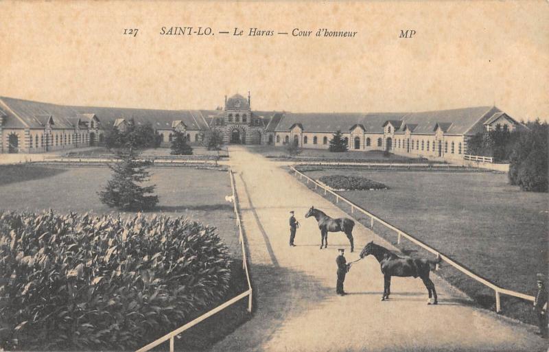 Carte postale ancienne Saint Lo - Le Haras - Cour D'Honneur à Saint-Lô