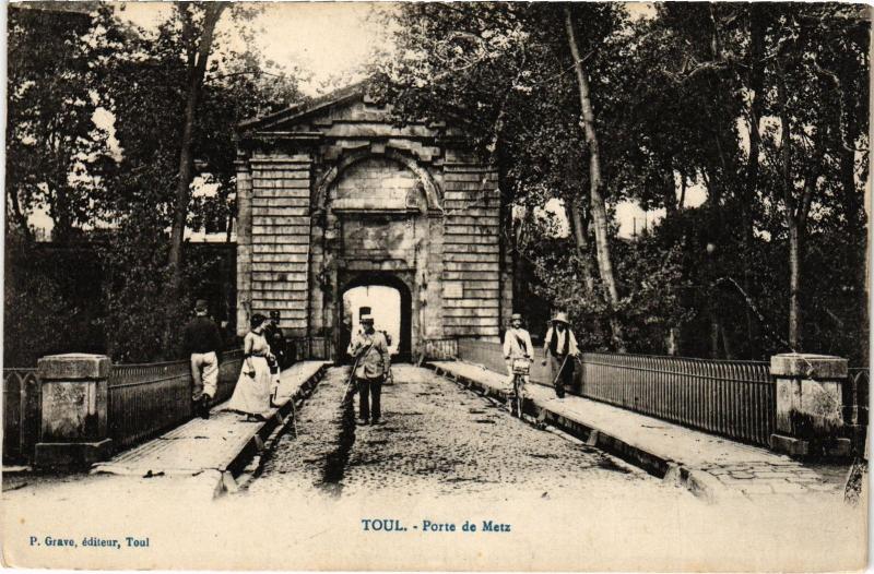 Carte postale ancienne Toul Porte de Metz