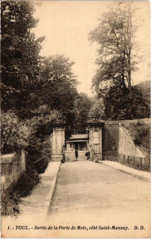 Carte postale ancienne Toul sortie de la Porte de Metz