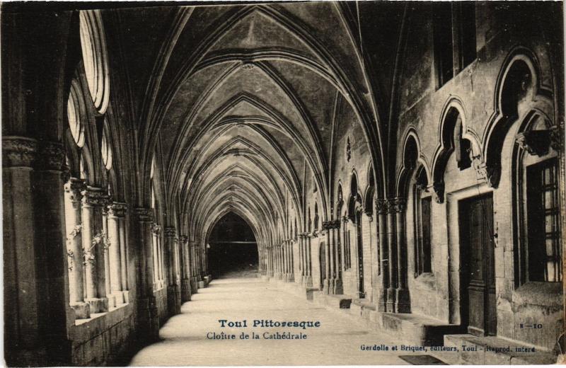 Carte postale ancienne Toul Cloitre de la Cathedrale