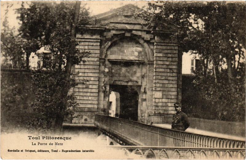 Carte postale ancienne Toul Porte de Metz