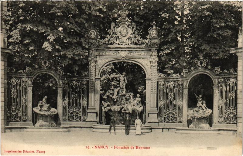 Carte postale ancienne Nancy Fontaine de Neptune à Nancy
